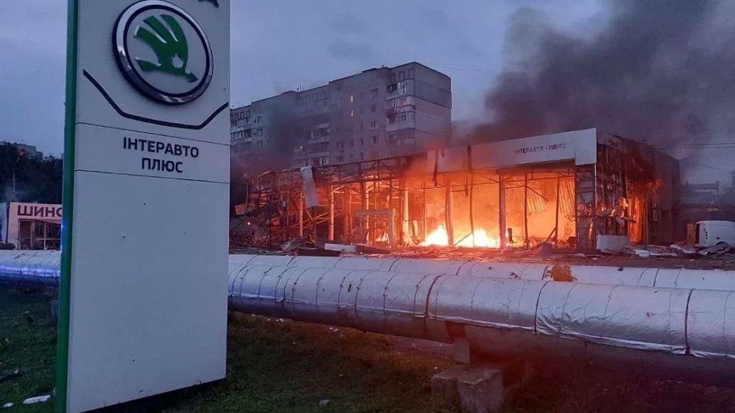 Rusové zasáhli v Záporoží autosalon Škody